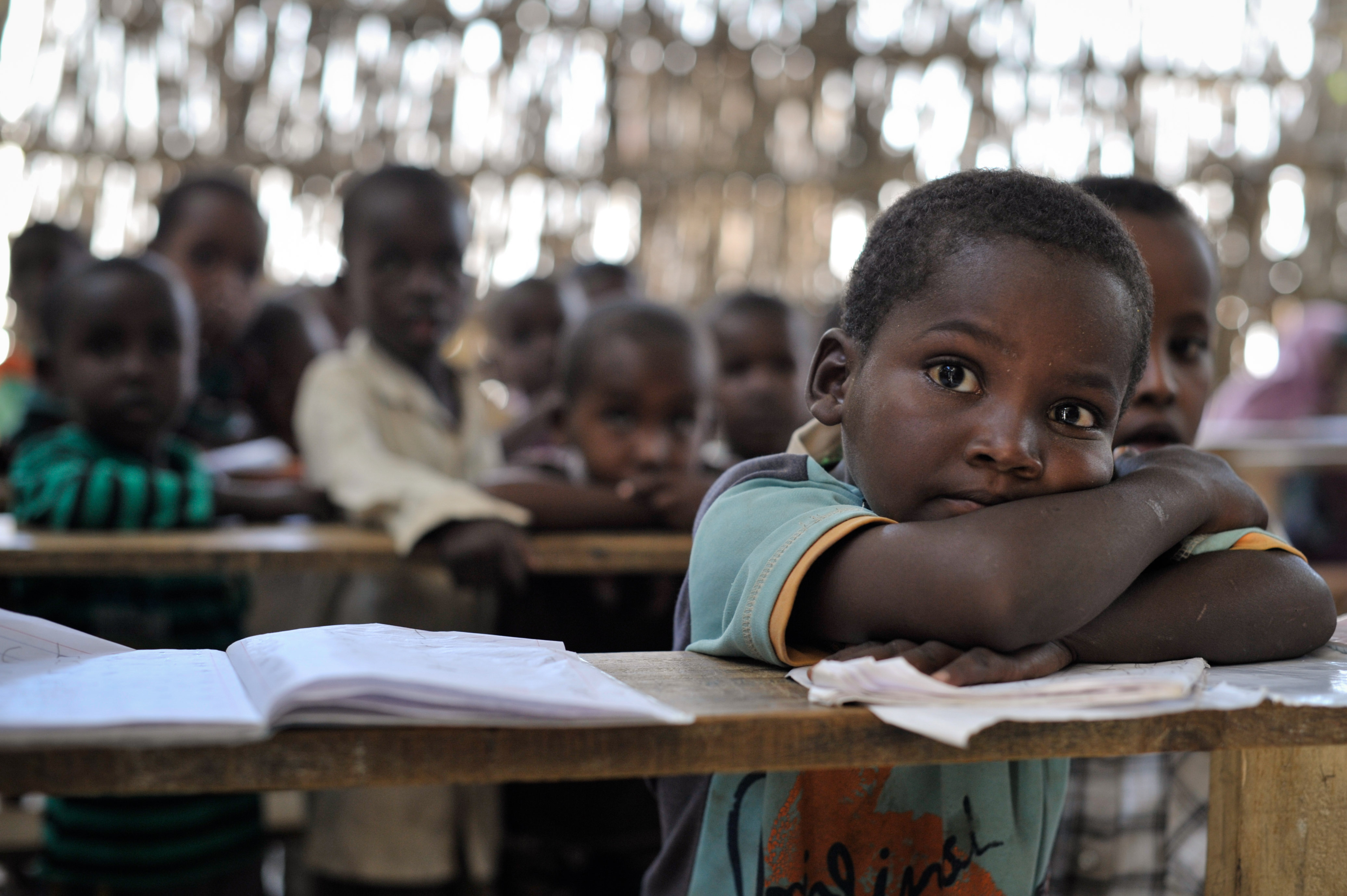 Страны 3 го. Школа в Африке. Африканские дети в школе. Бедная школа. Бедные школы в Африке.